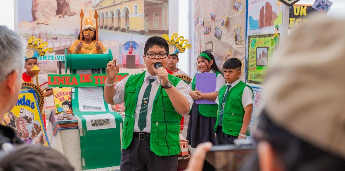 Estudiantes exponiendo sus proyectos