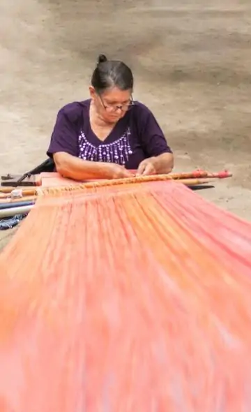 Serie Trabajo Artesanal: Tejido en telar, una técnica ancestral.